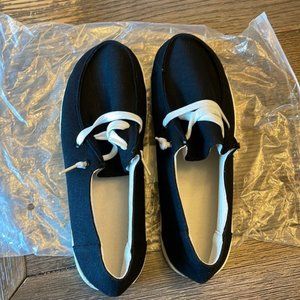 black tennis shoes